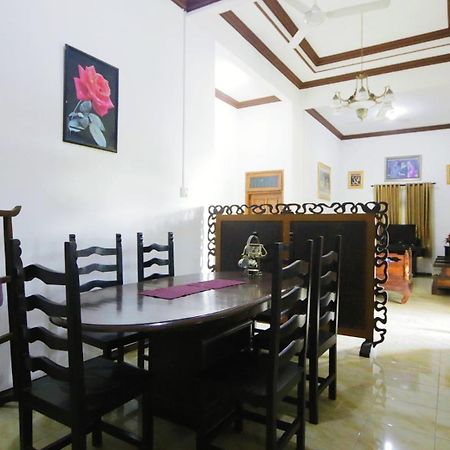 Alista Hotel Bondowoso Buitenkant foto
